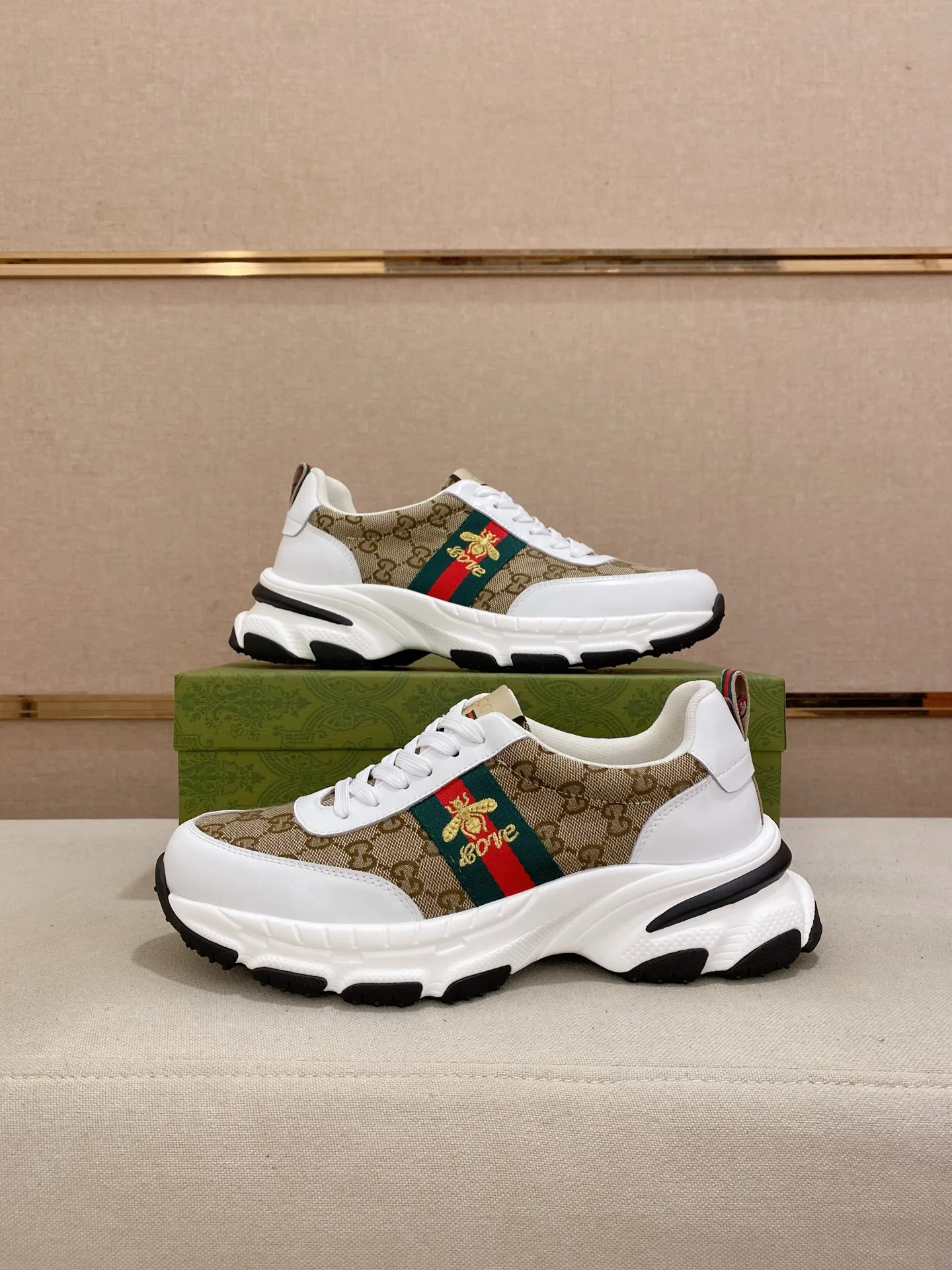 Men's shoes 💰 442 💰 High-quality new GUCCI counters are on the market at the same time. The new men's shoes, 😘fabrics are selected imported cowhide, lining: mesh breathable lining. 👍🏿 High-end ☄️ air-cushion molded anti-slip rubber outsole, exquisite lines, simple and elegant, comfortable and high-end for leisure travel. Code number: 38 to 44 (45 can be customized and cannot be returned or exchanged)